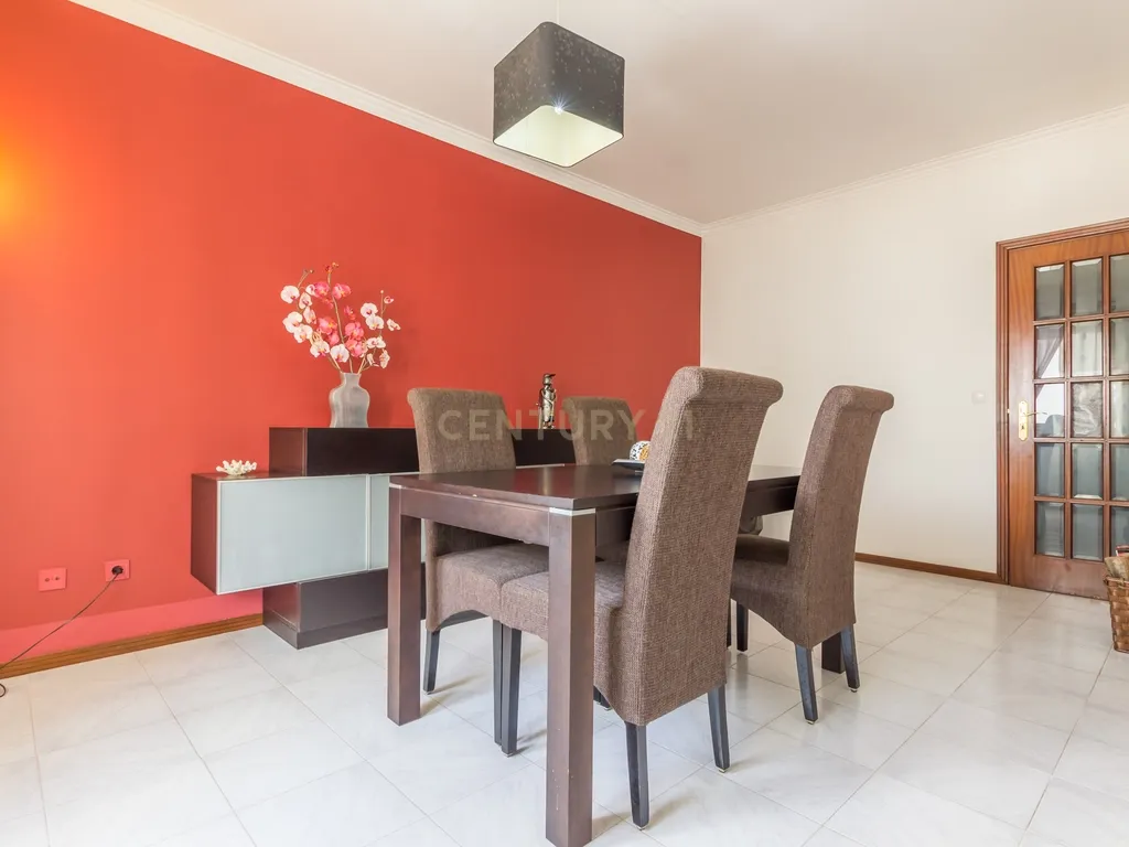 Apartamento T4 transformado em T3, na Baixa da Banheira com boa exposição solar - Image 3