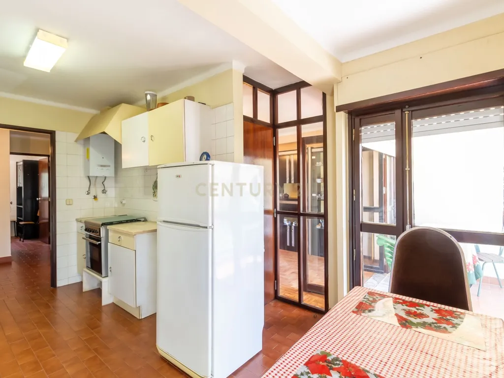 T1 em Caselas com varanda e vista desafogada – Excelente oportunidade para remodelar a gosto - Image 13