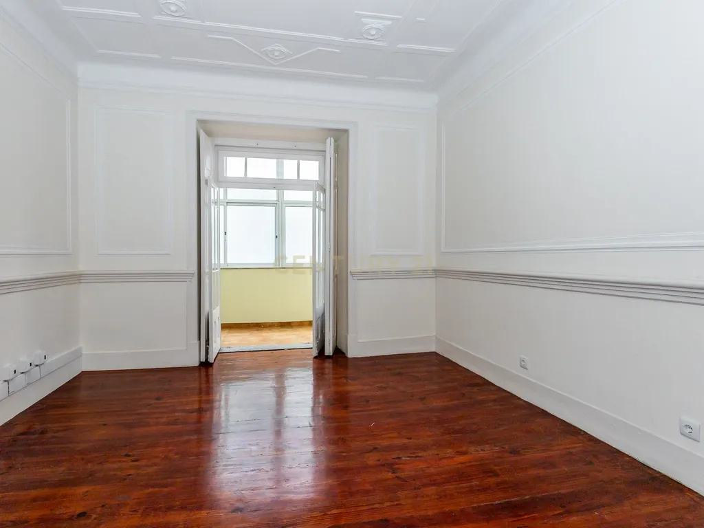Loja/Escritório com apartamento de 150m2 com acesso a pessoas de mobilidade reduzida - Image 11