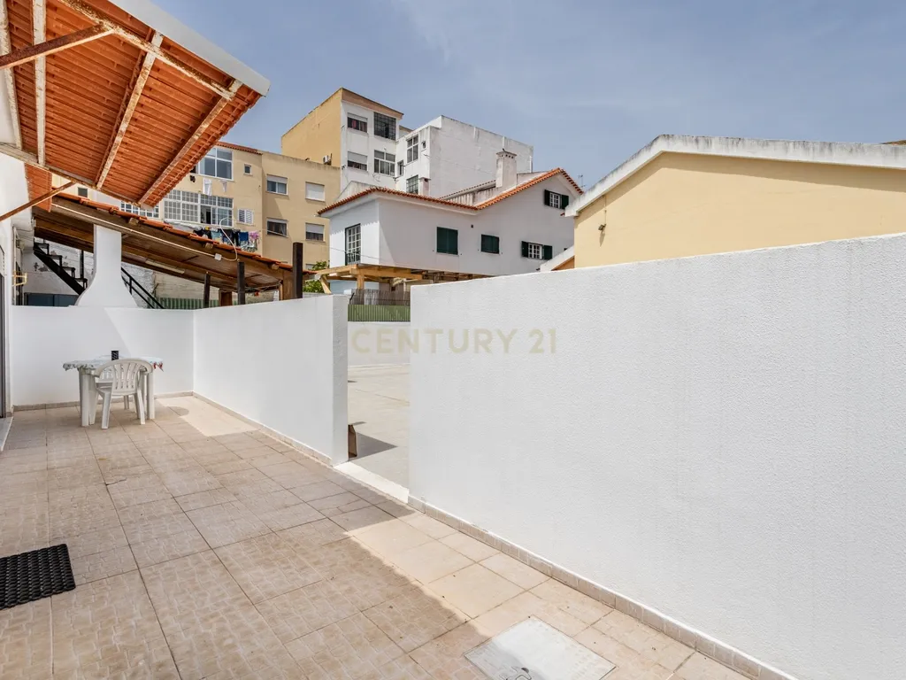 Propriedade bifamiliar T6 na Costa da Caparica. - Image 25