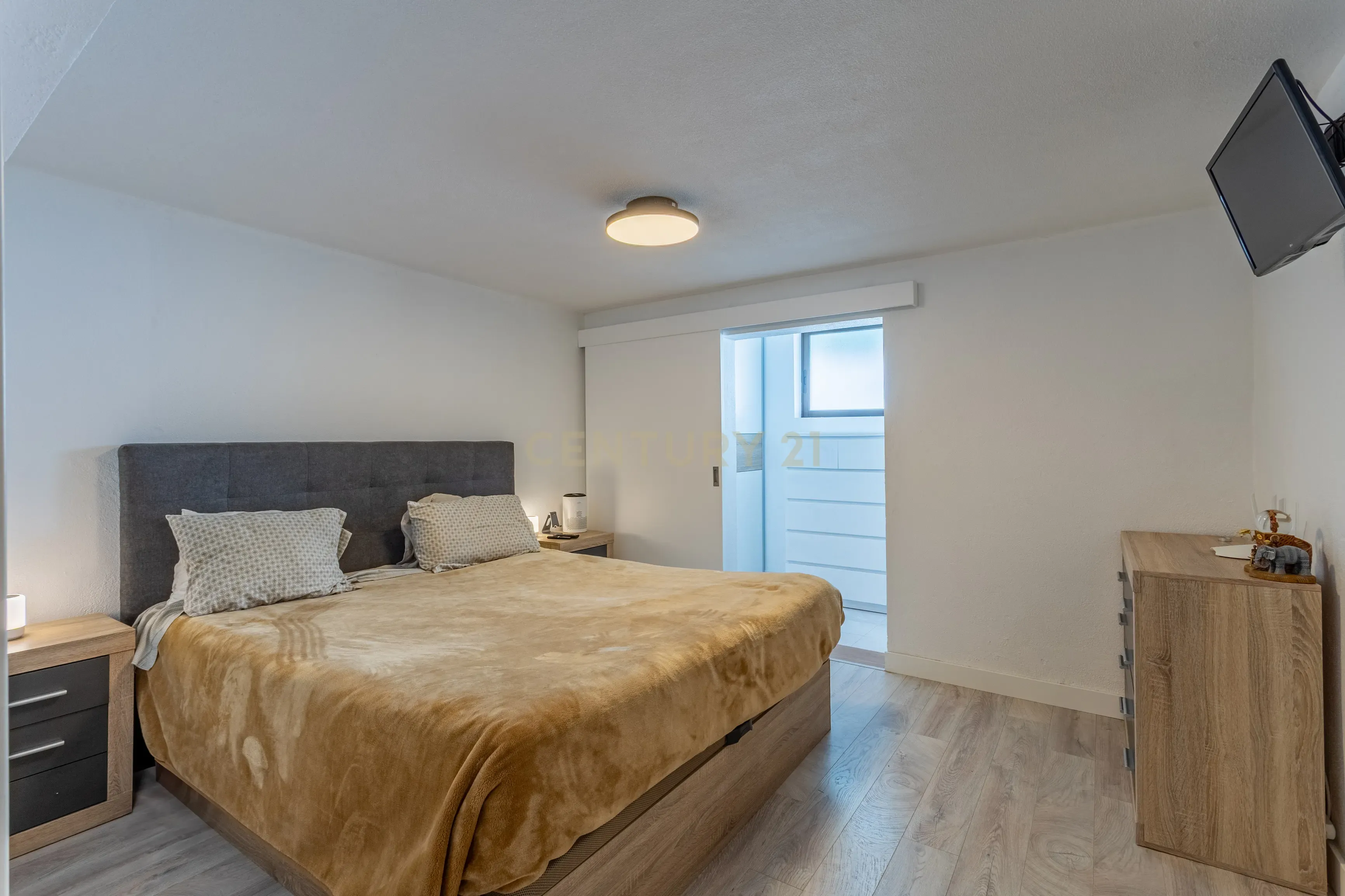 Moradia T5 isolada, inserida num lote de terreno de 750m2 em Casal de Cambra - Image 16