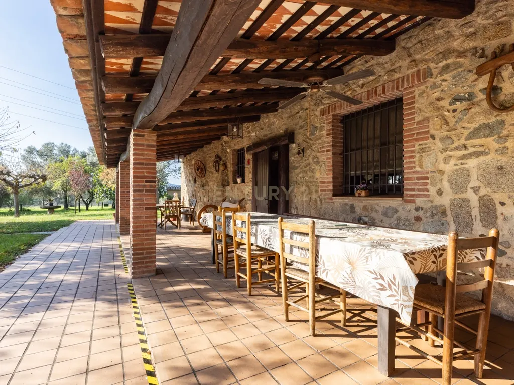 MASIA CATALANA EN VENDA A LLAGOSTERA – MÉS DE 7 HECTÀREES DE TERRENY, LLICÈNCIA TURÍSTICA, PISCINA I CAMP DE FUTBOL - Image 13