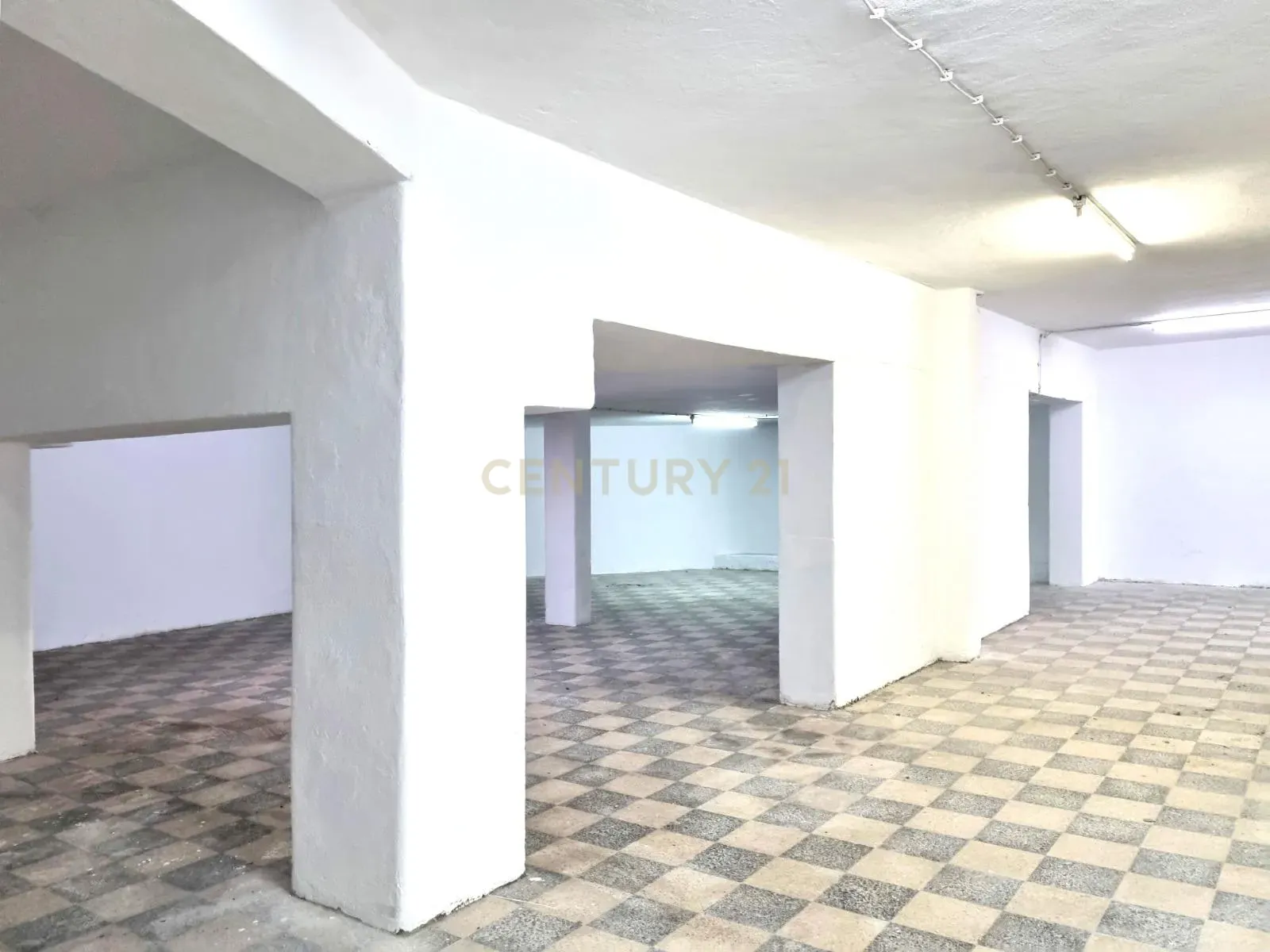 Fotografia 3 de Armazém Gigante de 347 m² no Laranjeiro – Espaço Raro e Cheio de Potencial!