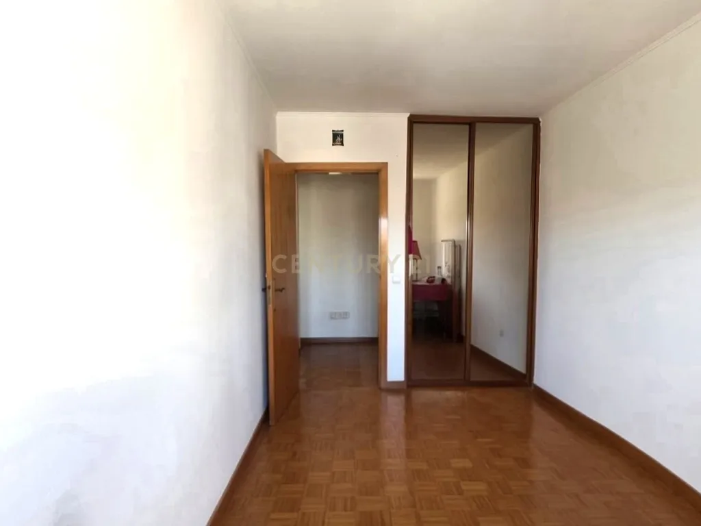 Apartamento T2 no Pragal / Monte Caparica com 2 elevadores e ótimo acesso de entrada ( mobilidade reduzida ) próximo da fertagus no Pragal e Praias - Image 11