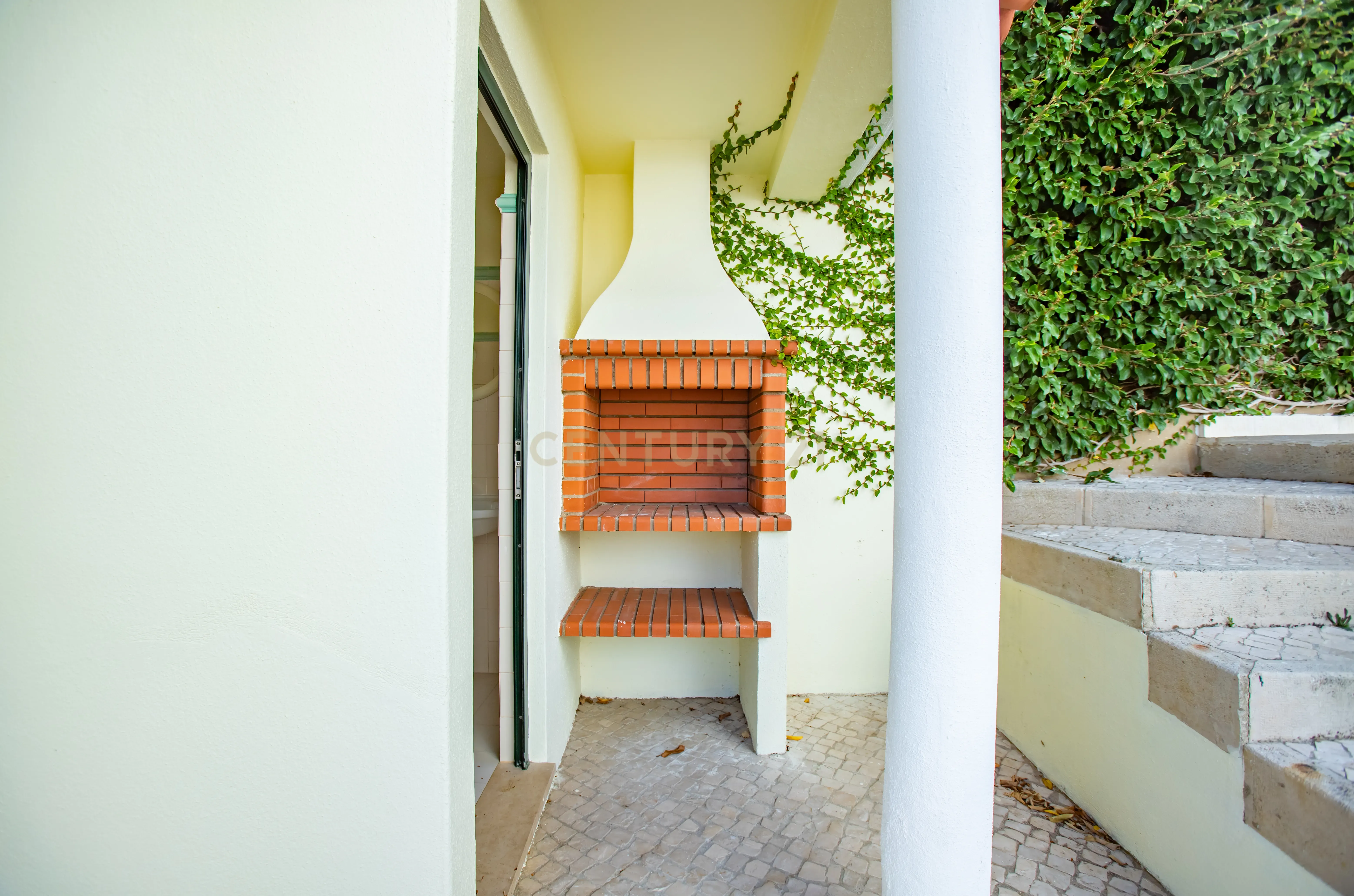 Moradia isolada na Areia , com 627 m2 de área total, piscina e jardim. - Image 28