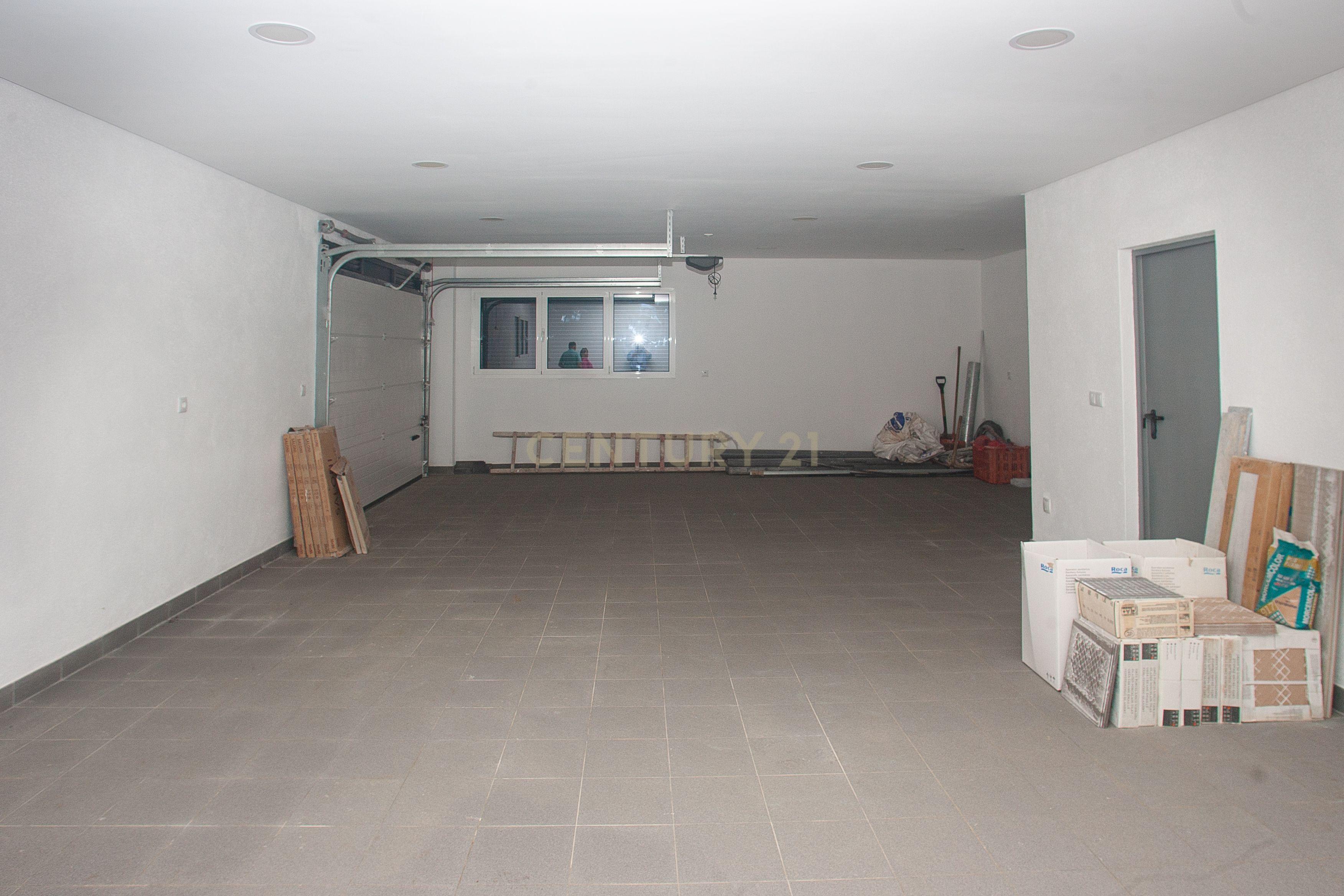 MORADIA T5 + 3 EM FAMÕES, COM PISCINA, JARDIM E BOX PARA 4 CARROS - Image 34