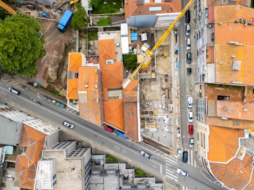 Prédio no centro do Porto com potencial construtivo. - Image 8