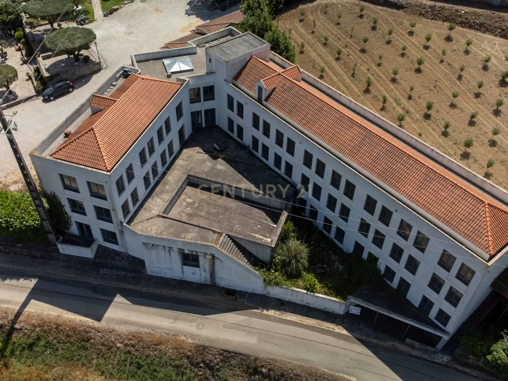 Terreno com Hotel em fase de acabamento, com uma área de 1.768 m² de construção. - Image 1