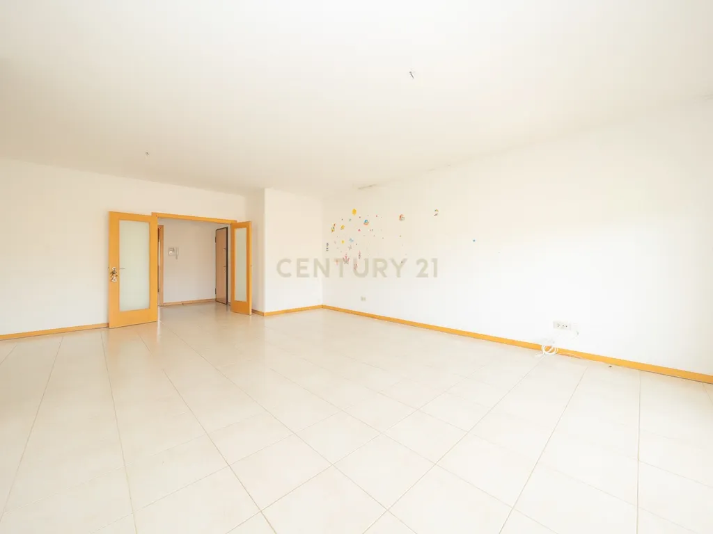 Apartamento T3 com Duas Varandas e Dois Lugares de Estacionamento, na Vila Serena, Pinhal Novo - Image 5