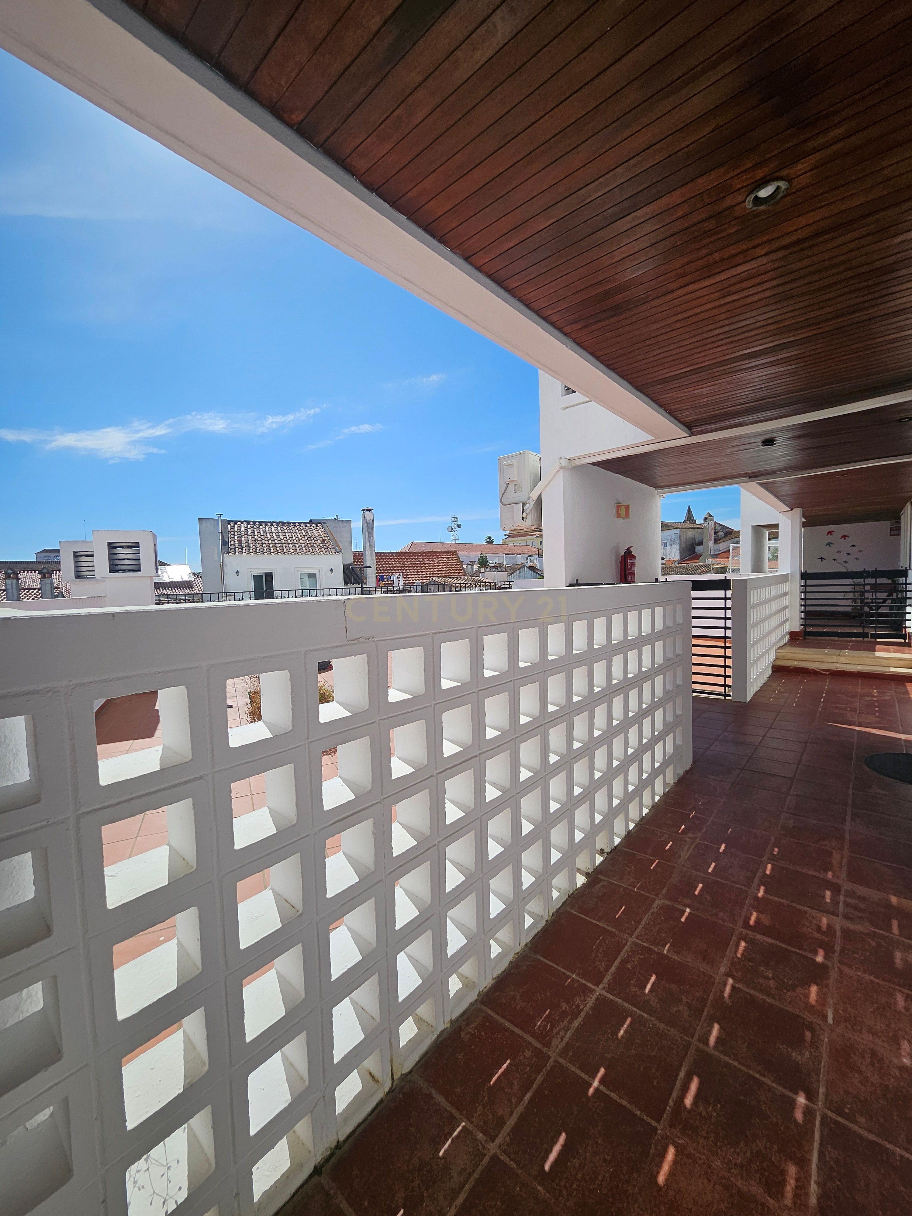 Apartamento T3 com terraço e garagem Condomínio Santa Catarina, Centro Histórico de Évora - Image 2