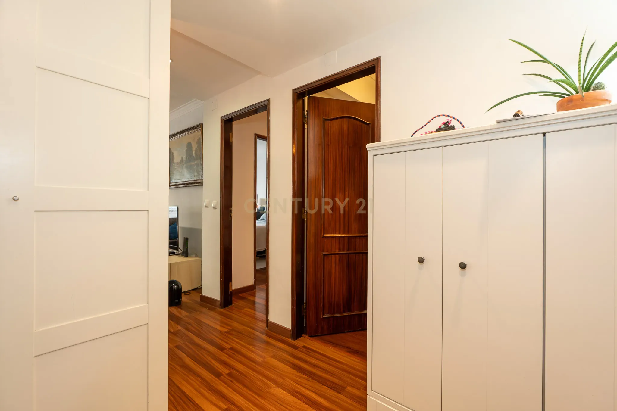 Apartamento T3 com garagem para 2 viaturas Monte Abraão - Image 3