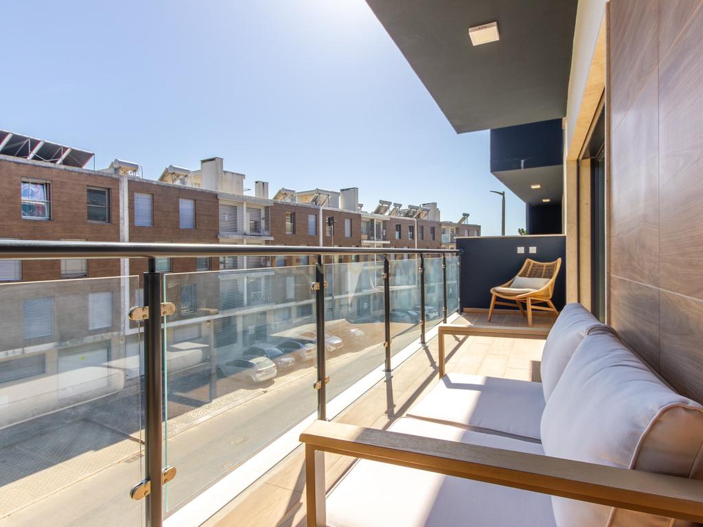 Moderno apartamento T3, com parqueamento e varandas em Santo António da Charneca, Barreiro - Image 10