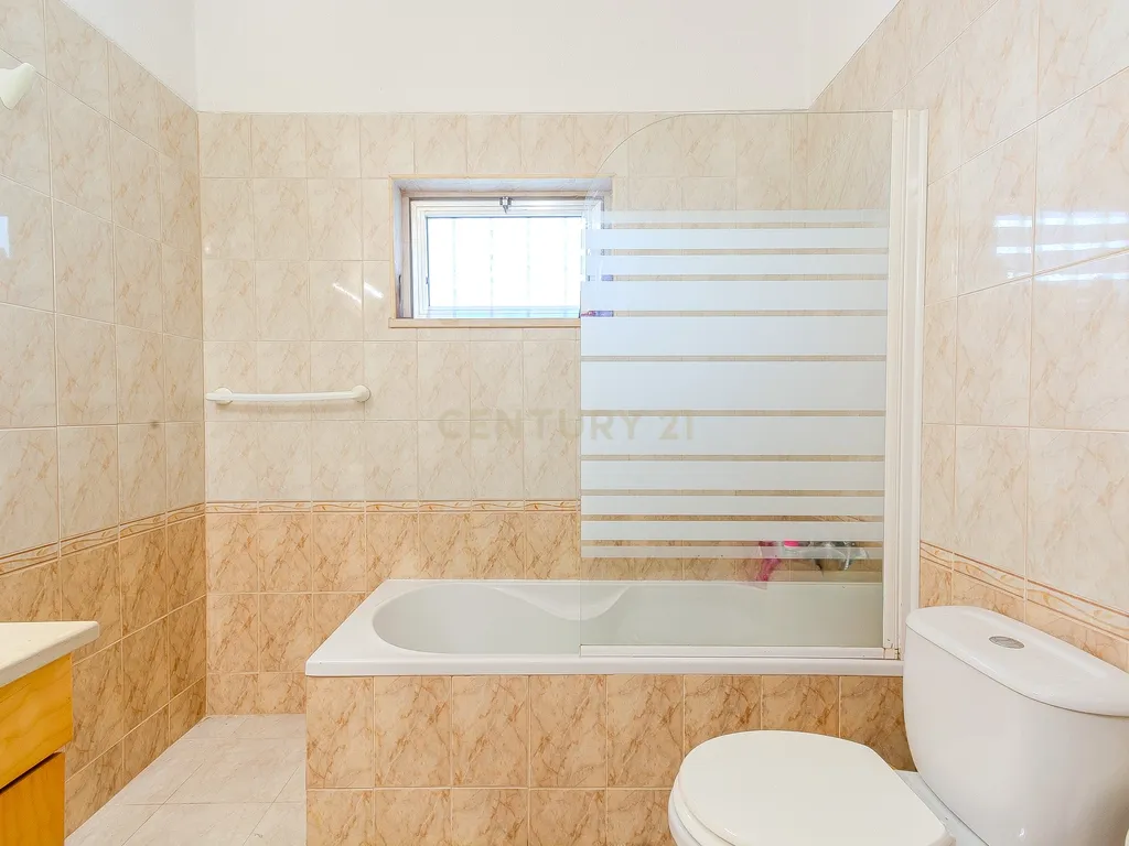 Apartamento T1+2 com Terraço Amplo em Albufeira - Image 22