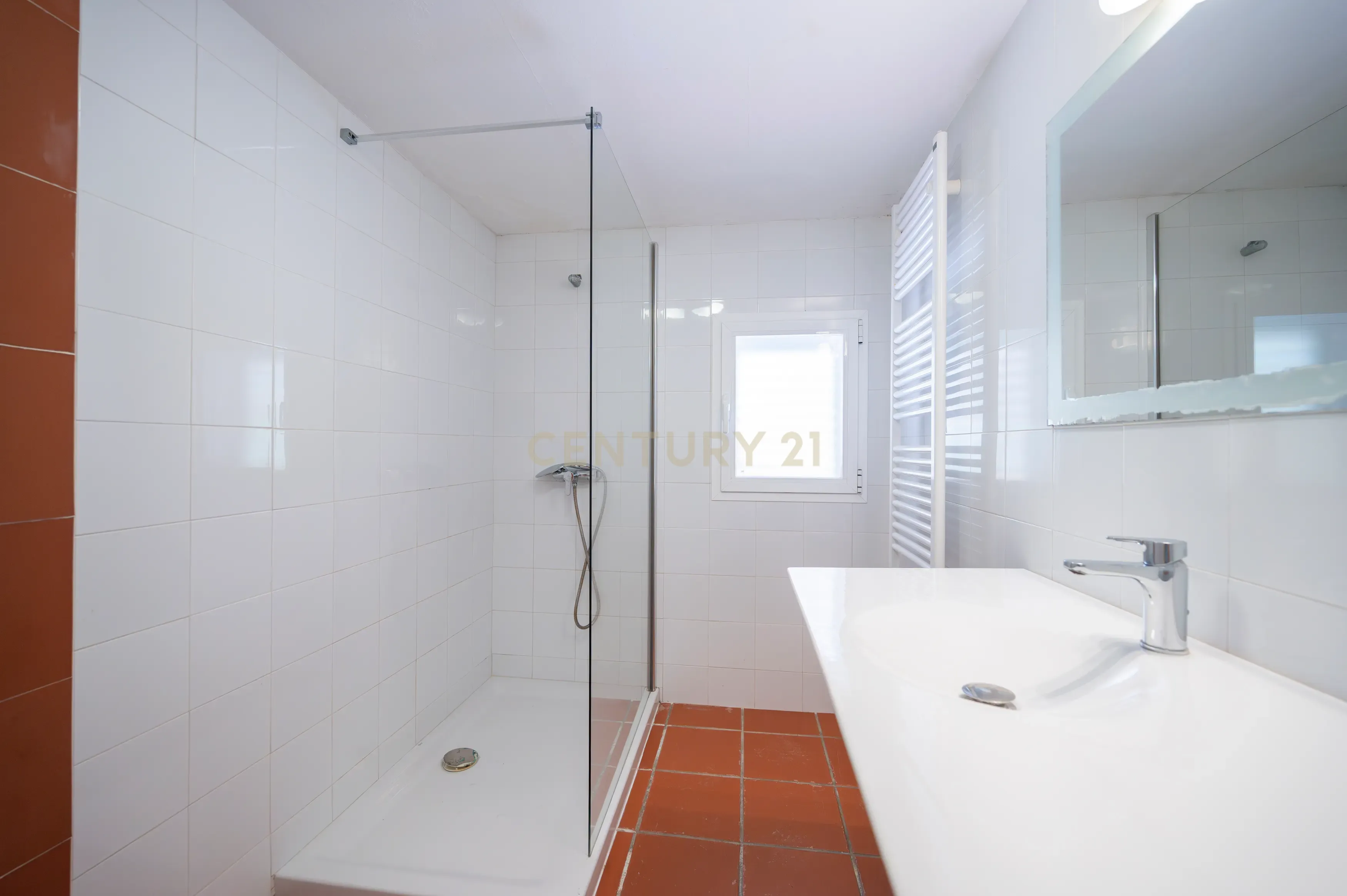 Moradia para reformar em Santa Eulália com piscina e vista panorâmica. Ótima oportunidade para investidores. - Image 33