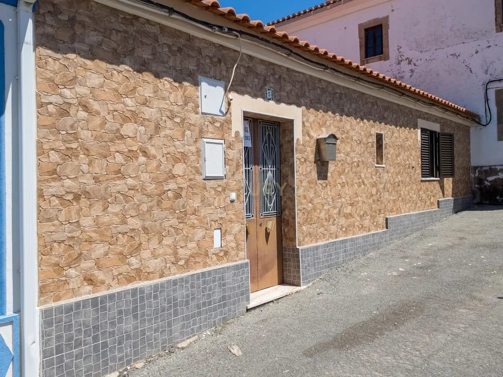 Moradia com 3 Quartos, Quintal e Garagem em Santana da Serra - Image 1