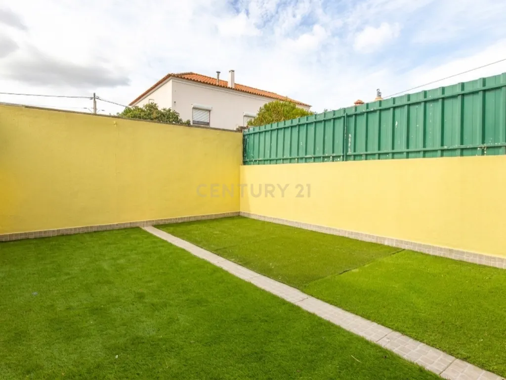 Moradia T3 na Quinta do Conde com Logradouro e sotão - Image 13