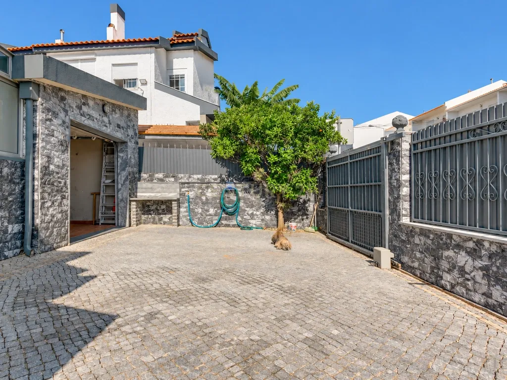 T2+2 Renovado com Sótão, Espaço Exterior e Garagem — Centro de Tires - Image 2