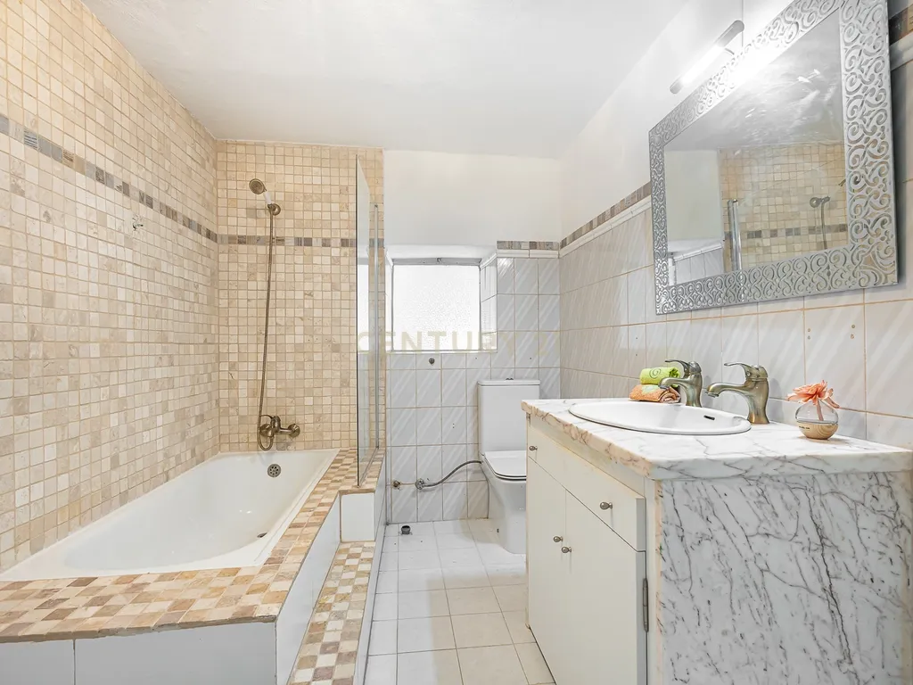 APARTAMENTO T2+1 COM 2 LOGRADOUROS NO CORAÇÃO DE BORBA - Image 11