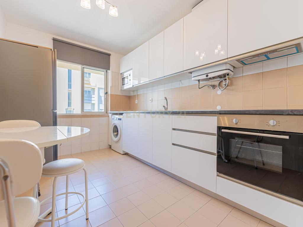 Apartamento T2 Remodelado Monte da Caparica - Image 1