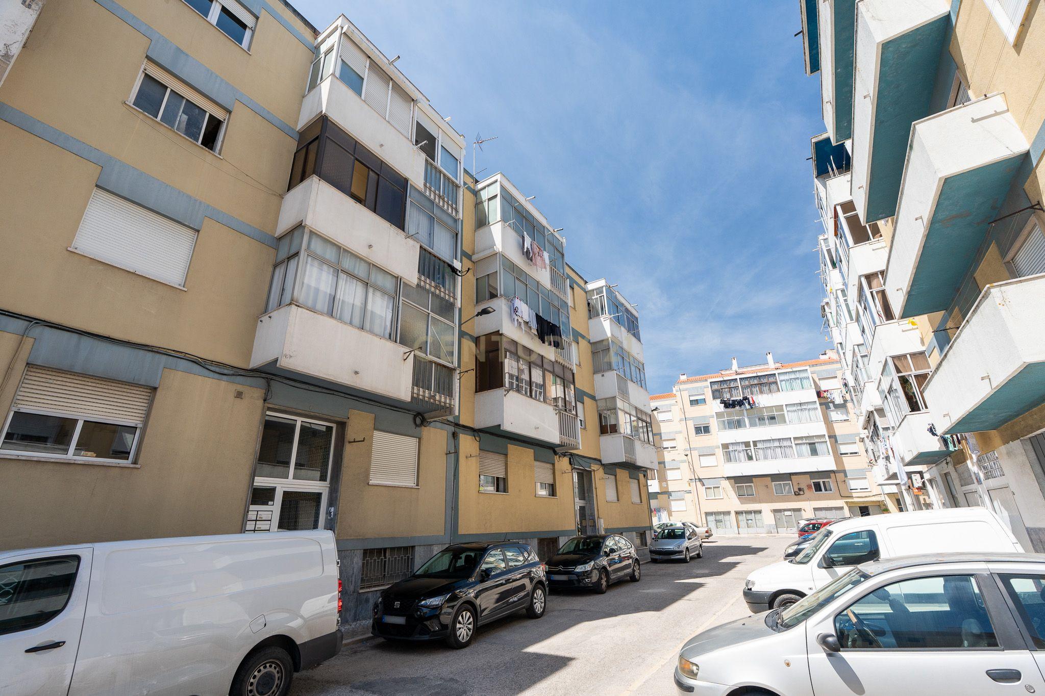 Apartamento T1 em Corroios com Luz Natural e Boa Localização - Image 17