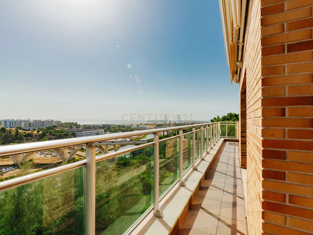 Apartamento T3 com vista da Varanda sobre o Rio Tejo nos Terraços da Ponte Sacavém - Image 28