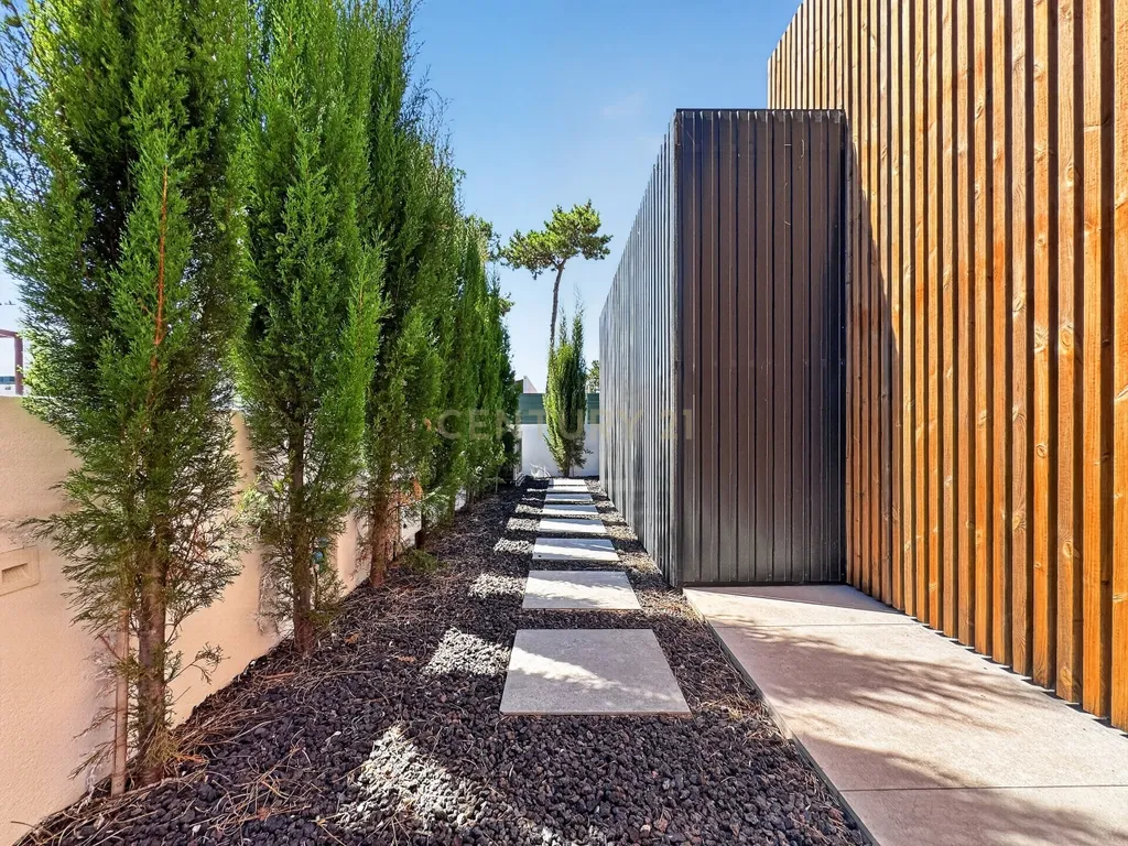 Moradia T3 de Excelência na Aroeira – Conforto, Elegância e Qualidade de Construção - Image 36