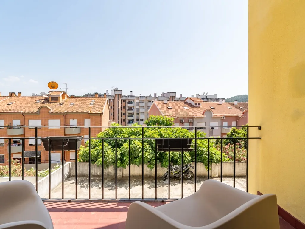 Apartamento T3+1 com logradouro e estacionamento privativos e sótão independente rentabilizado – Bairro Norton de Matos - Coimbra - Image 6