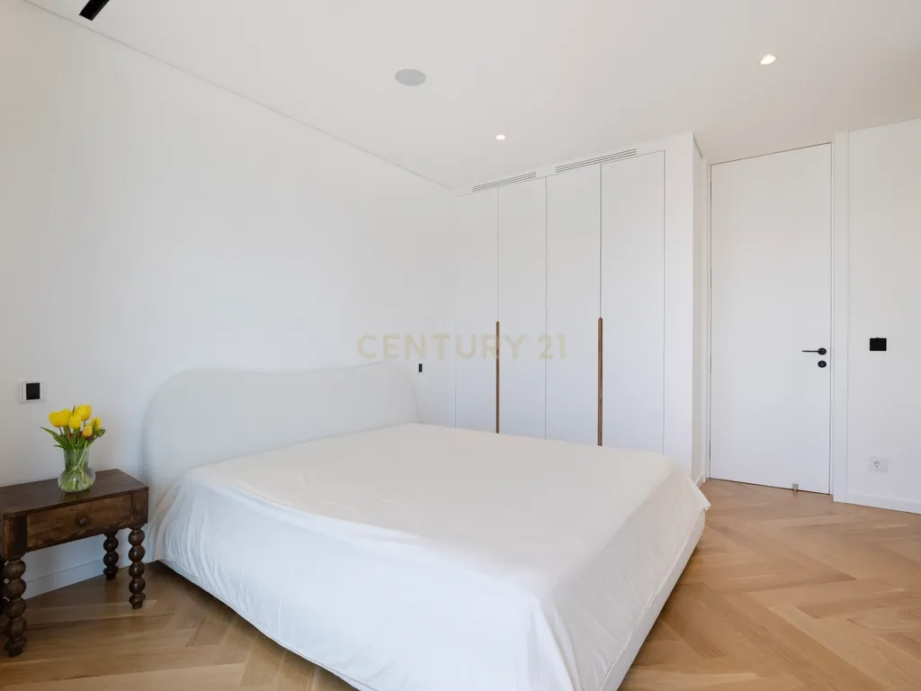 Moradia T5+1 Luxuosa no Estoril - Image 23