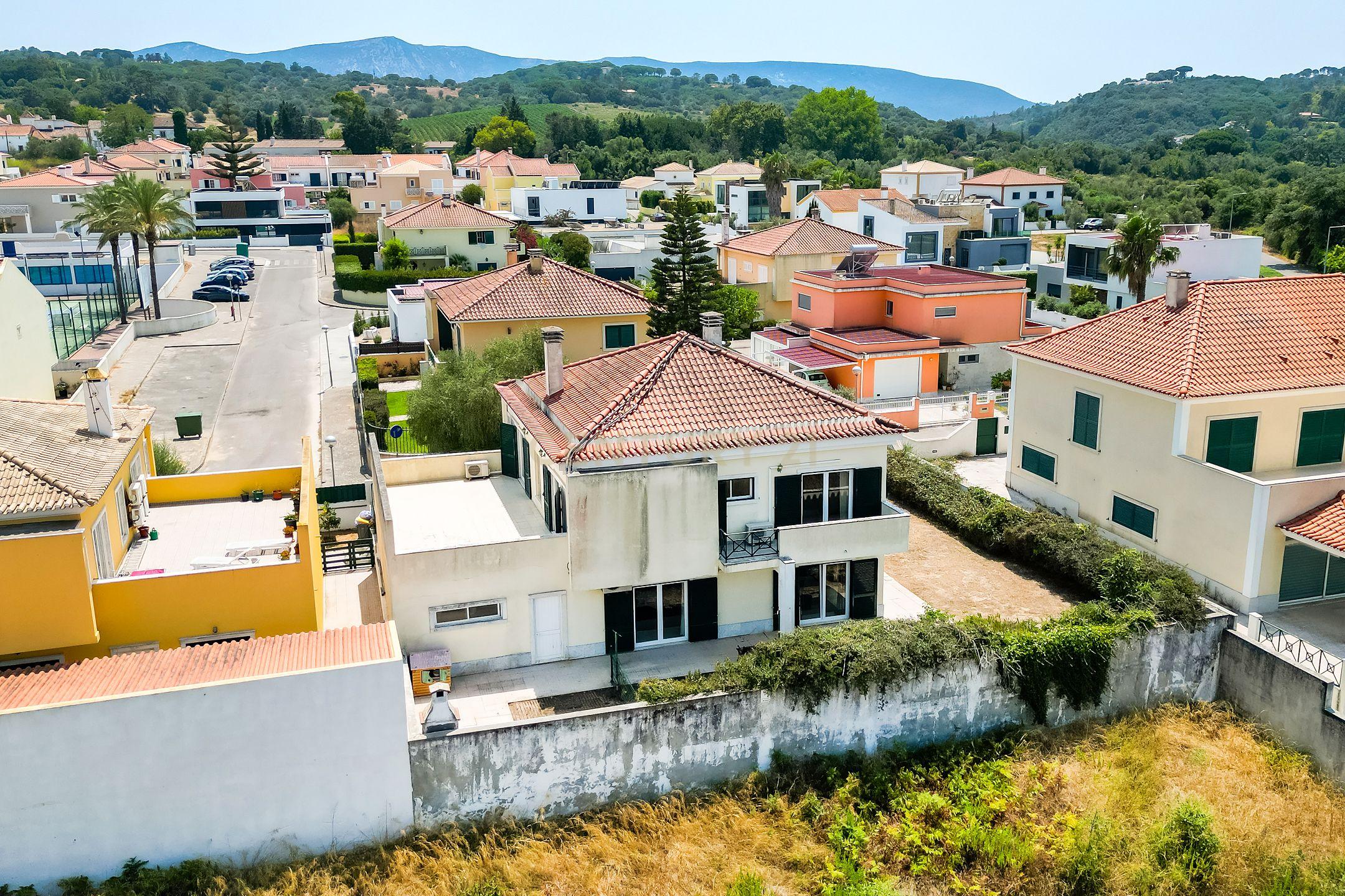 Fotografia 4 de Moradia T5 isolada, implantada num lote de terreno com 466 m², situada numa zona residencial tranquila de Aldeia de Irmãos, em Azeitão.