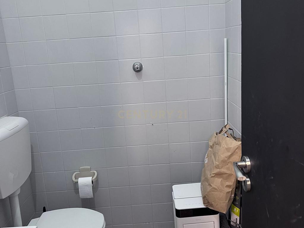 Loja com Excelente Montra em Zona Residencial de Grande Passagem - Image 8