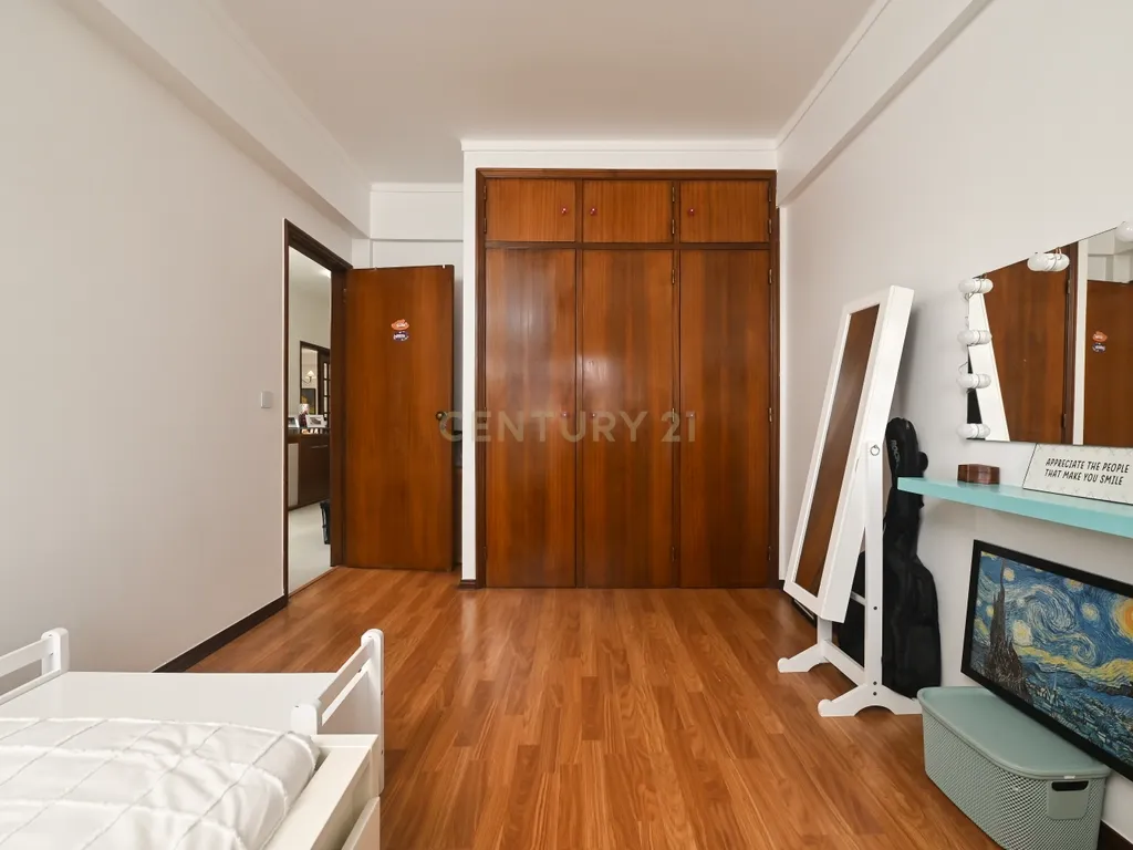 Apartamento T3 semi-remodelado, luminoso e pronto a habitar, na Rinchoa (Sintra). - Image 13