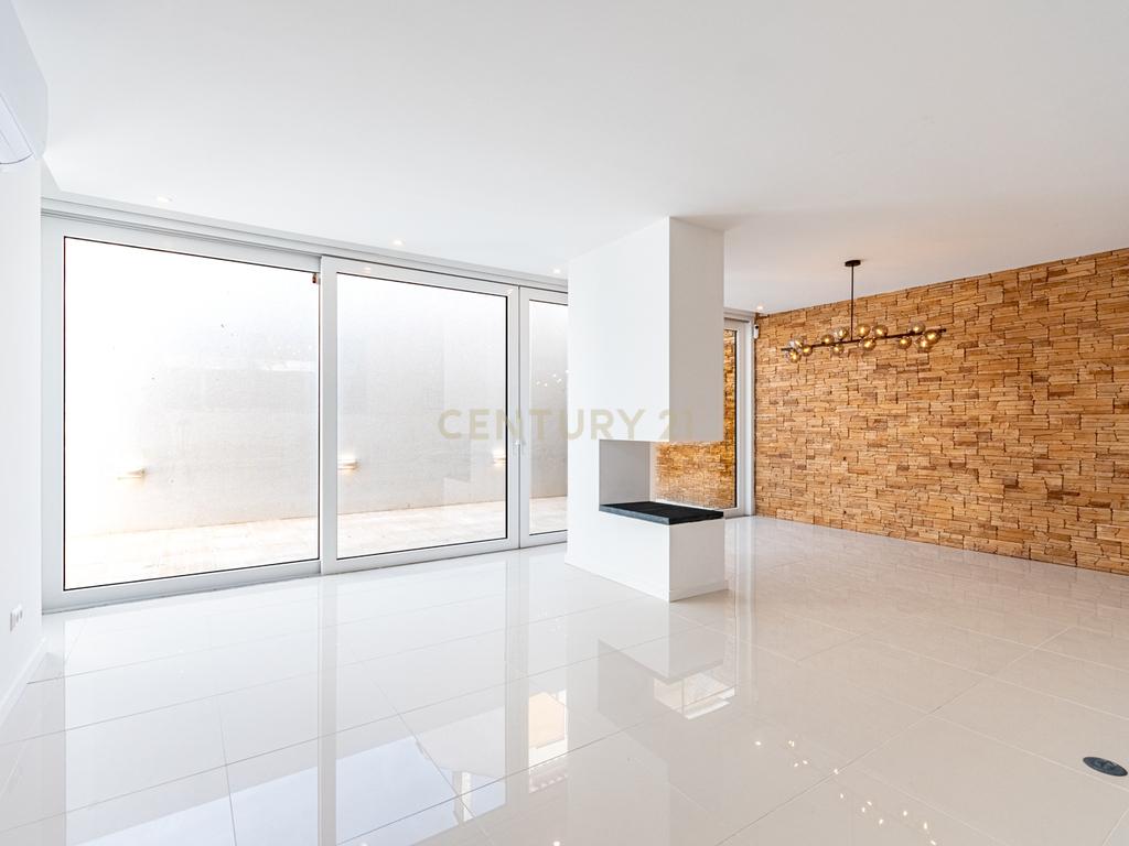 Moradia T3 com 3 Suites e Arquitetura Distinta em Samouco, Alcochete - Image 11