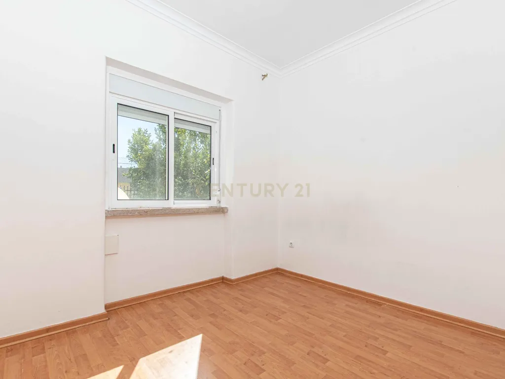 Apartamento T1 Renovado no Centro da Amadora - Image 11