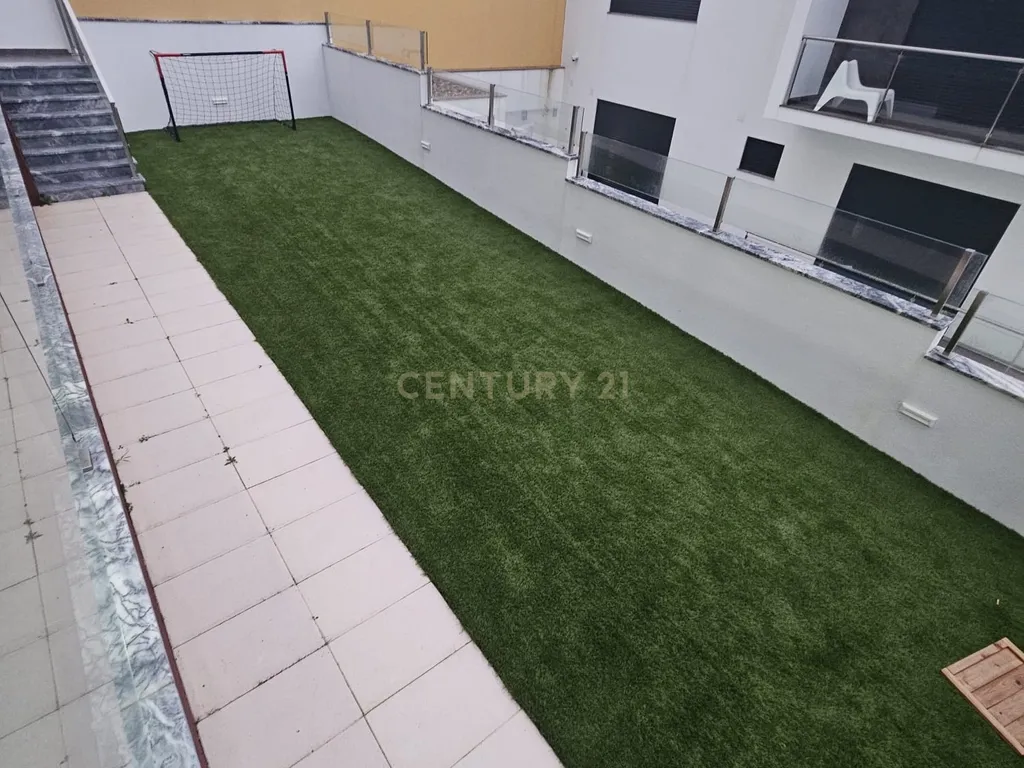 Moradia T4+1 de Luxo em Famões – Elegância, Conforto e Localização Premium - Image 21