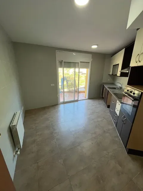 Luxuosa Moradia com Vista para a Montanha em Tarragona - Image 2