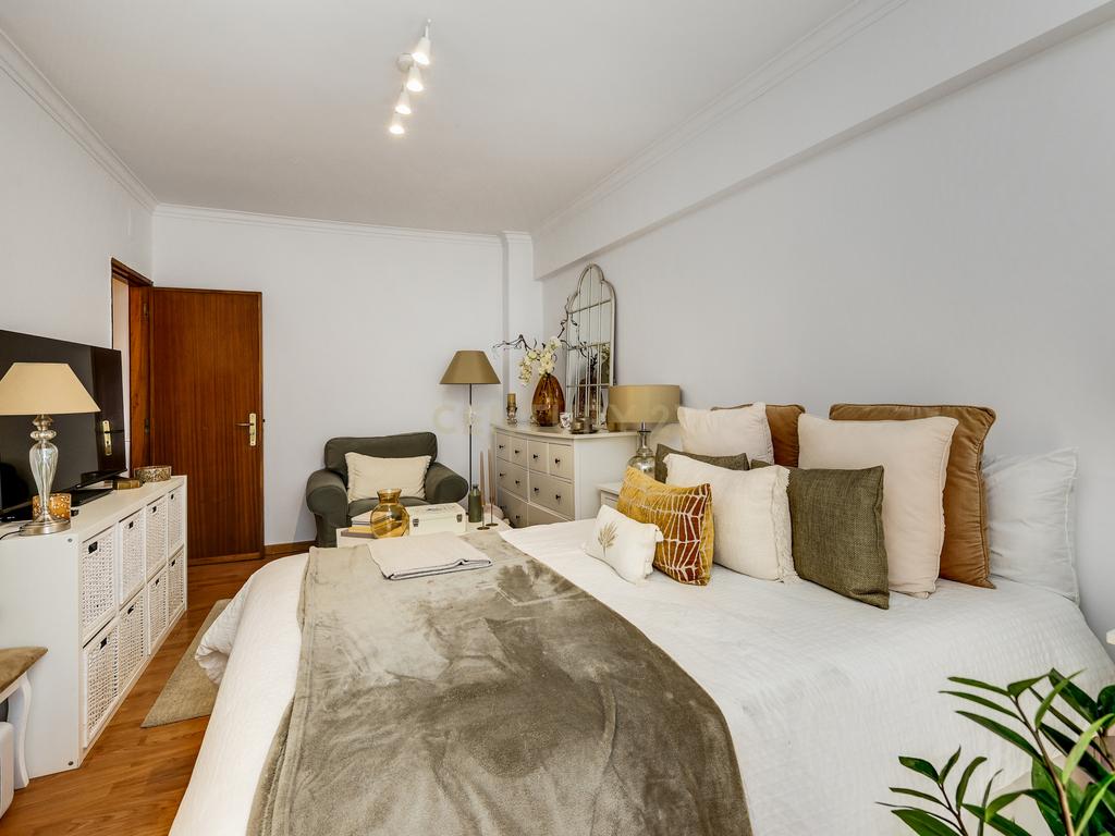 Apartamento T3 Renovado com Vista Panorâmica no Cacém, Sintra, Lisboa - Image 13