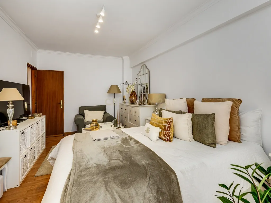 Apartamento T3 Renovado com Vista Panorâmica no Cacém, Sintra, Lisboa - Image 13