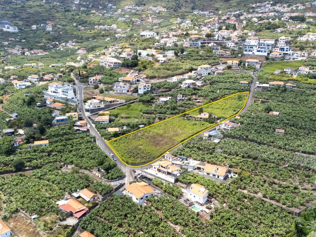Terreno com 6.896m² e Moradia com Vista Mar - Image 10