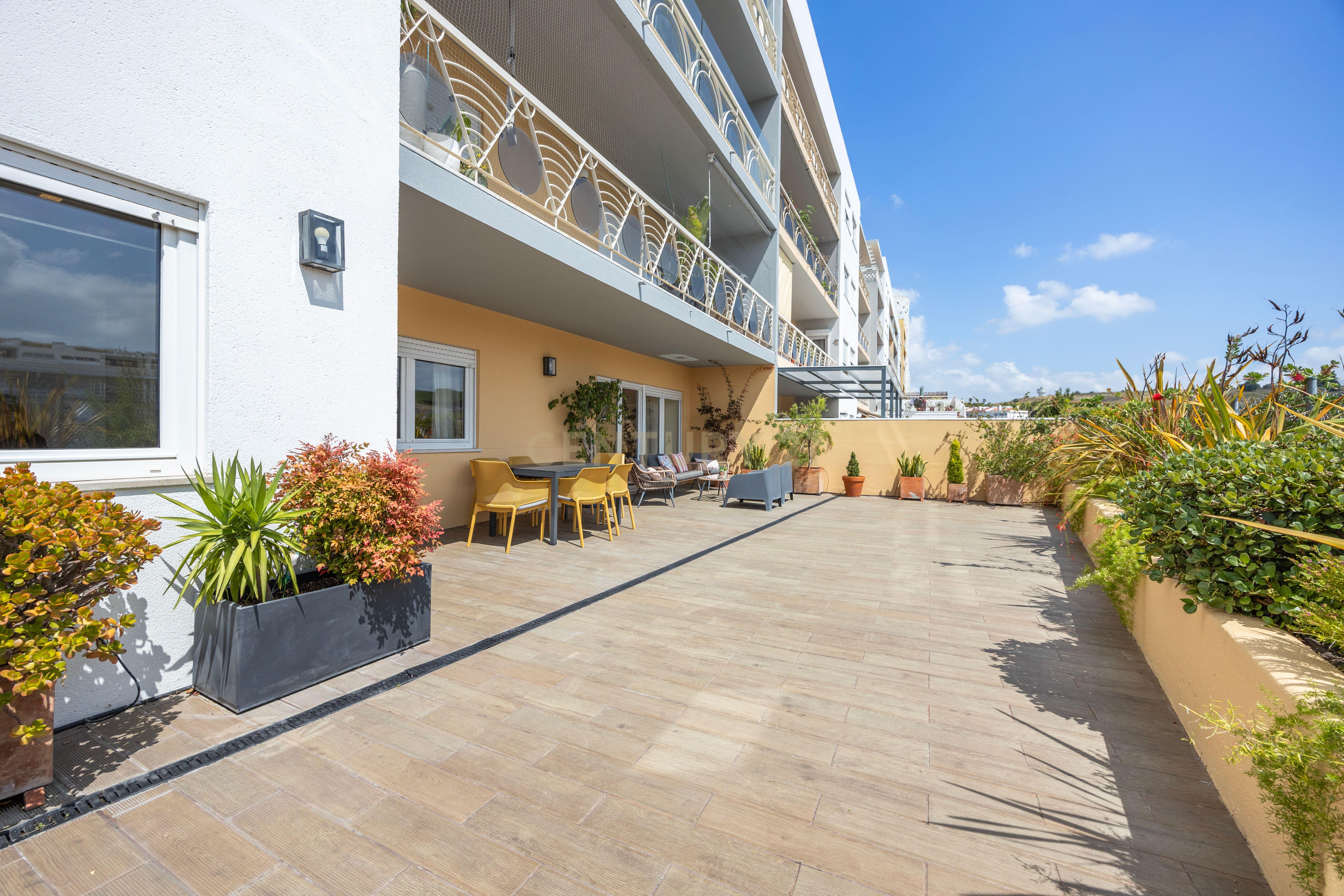 Fotografia 9 de T3 com Terraço de cerca de 70m2 e 2 lugares de estacionamento junto a Miraflores