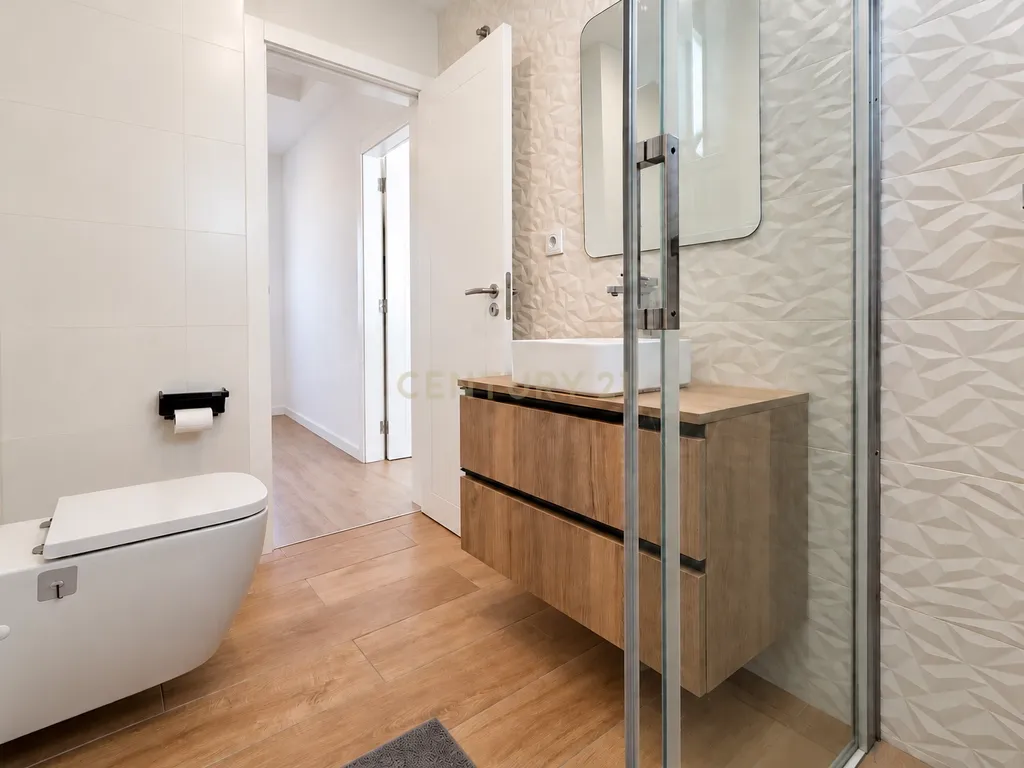 Moradia T3+1 Totalmente Remodelada e com Piscina | Alto do Moinho | Corroios - Image 36