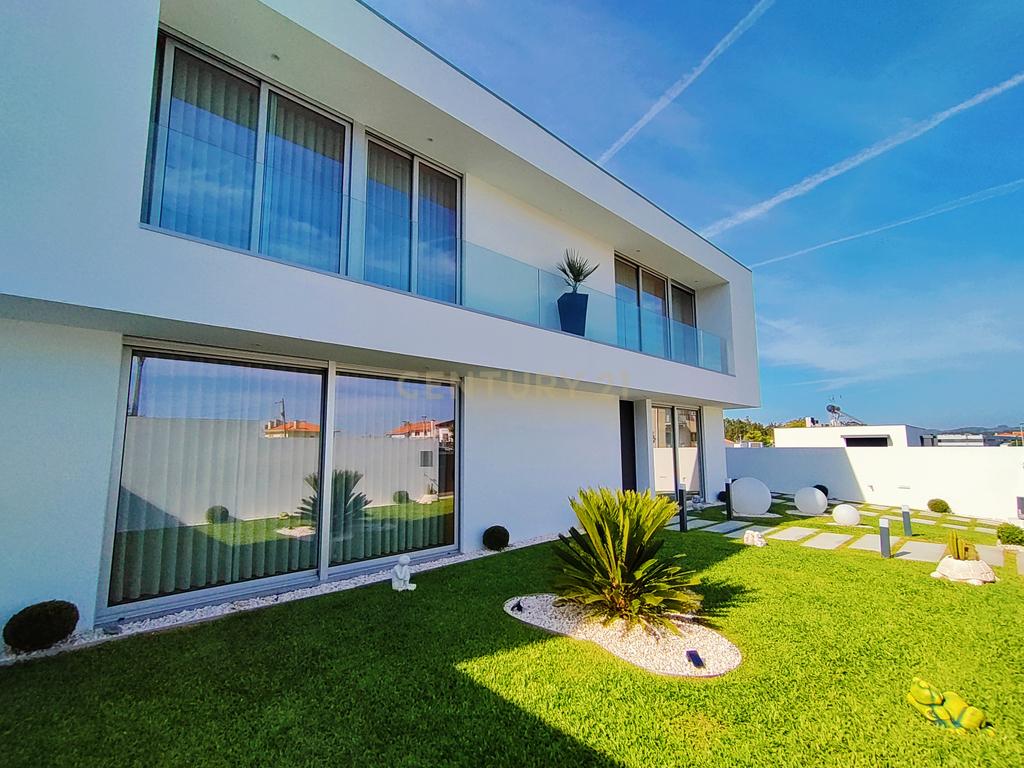 Moradia T4 Moderna com Piscina e Jardim – Touguinha - Image 1
