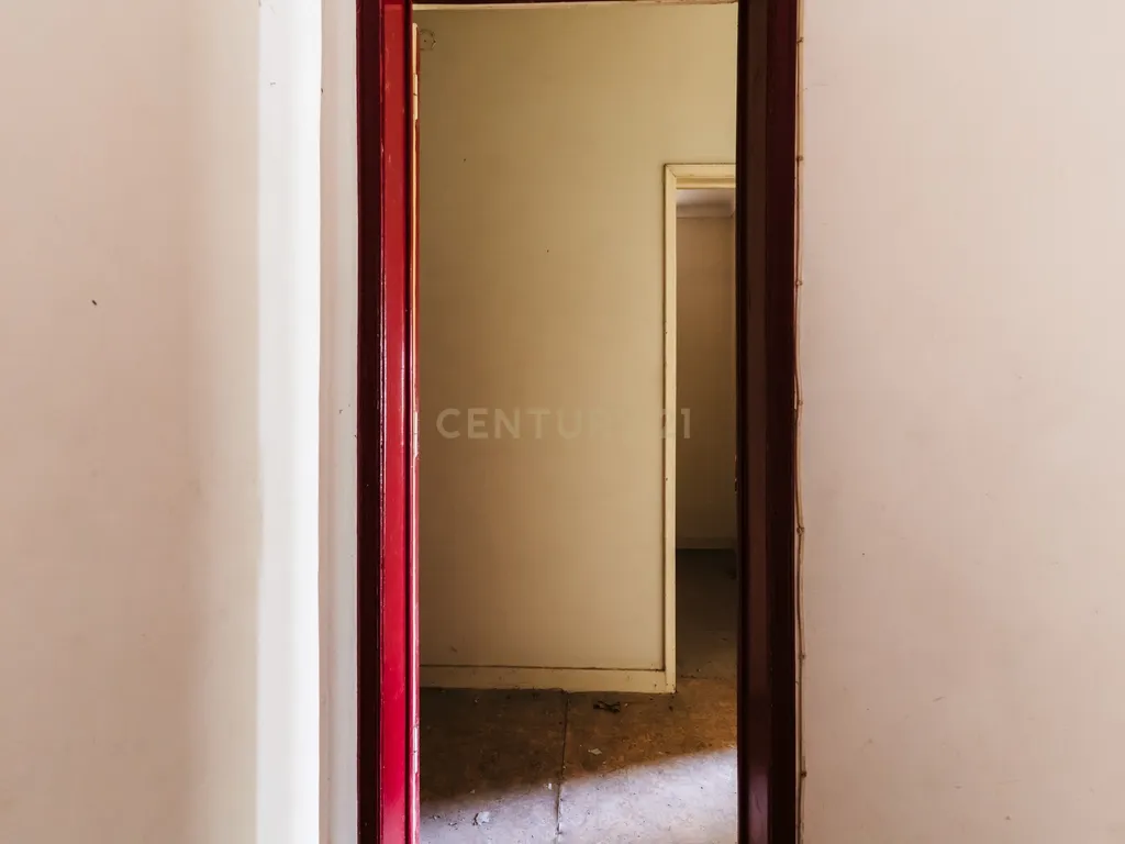 Prédio para remodelação no Entroncamento junto à estação de comboios - Image 16