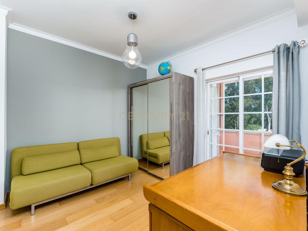 Moradia T4 Isolada com Jardim, em Vale Flores - Viva com qualidade e conforto às portas de Lisboa - Image 16