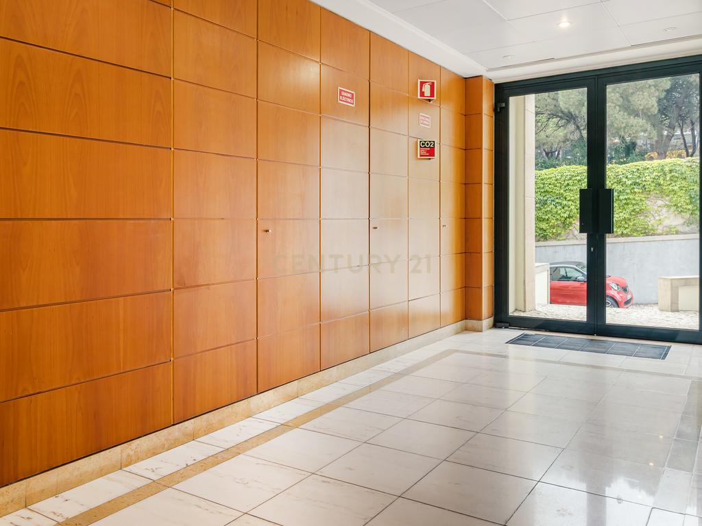 Apartamento T1 com segurança privada, piscina, garagem e arrecadação no condomínio Villa Restelo, Belém. Para Arrendar! - Image 16