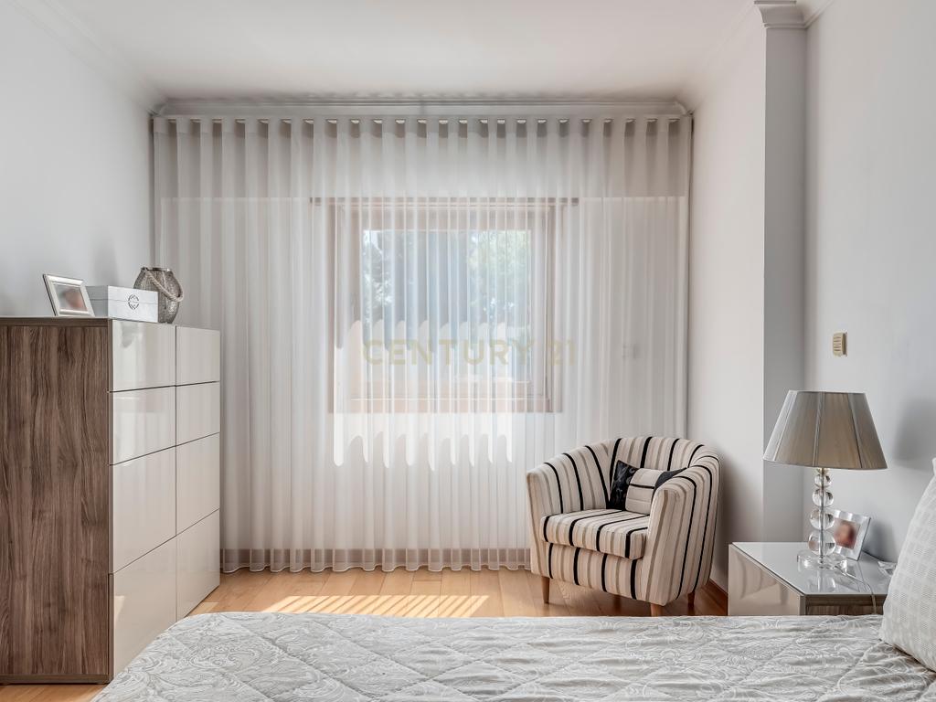 Apartamento T4 em Alfragide com Vista e Excelentes Acabamentos - Image 17