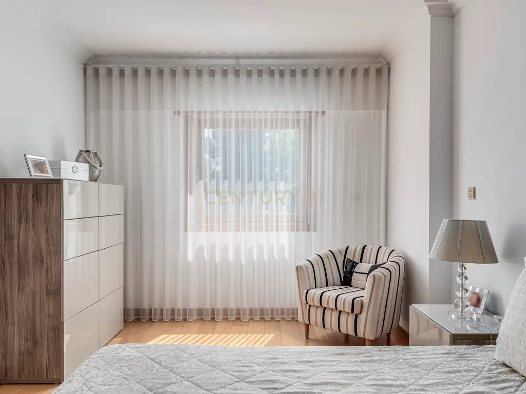 Apartamento T4 em Alfragide com Vista e Excelentes Acabamentos - Image 17