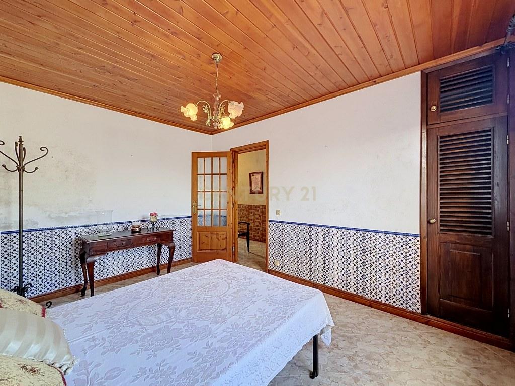 Moradia T3+1 térrea com garagem, jardim e amplo terreno — Aflitos, Fenais da Luz - Image 23