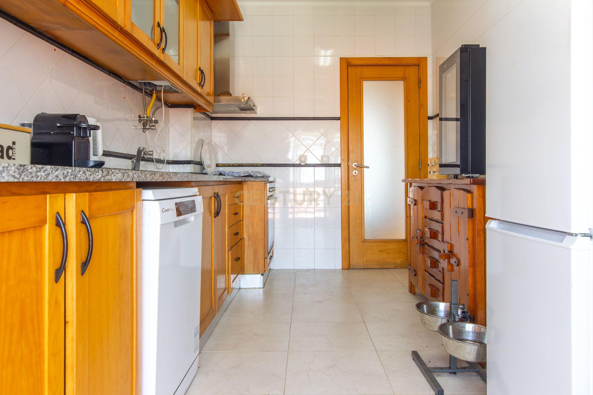 Quinta do Conde - Apartamento de 3 assoalhadas com varanda, lavandaria e  arrecadação. - View 2