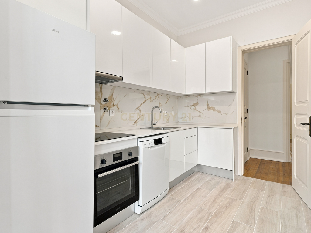 Exclusivo na Penha de França | T3 Totalmente Remodelado com Elevador, Cozinha Equipada e Logradouro Privativo de 41 m² - Image 1