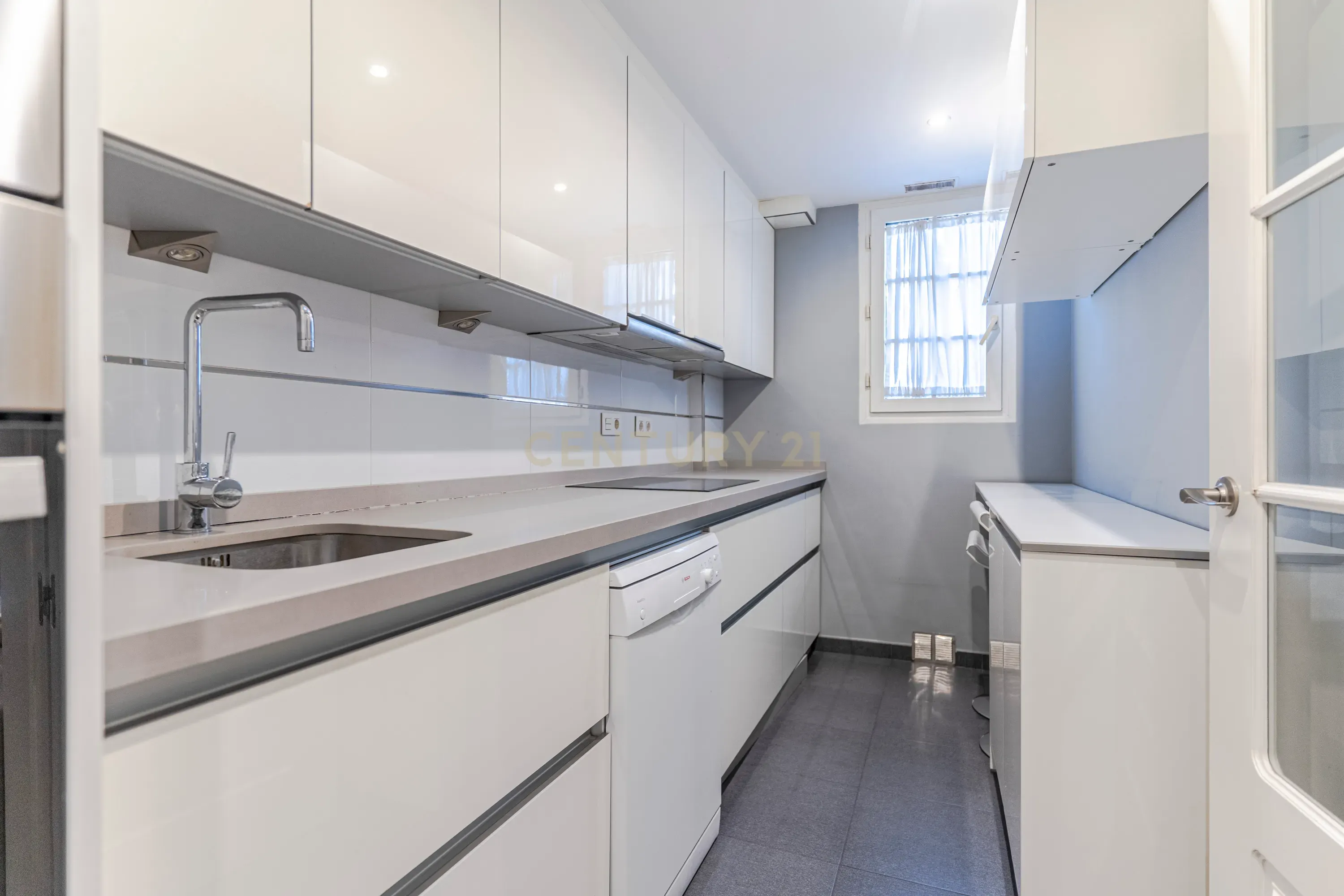 Apartamento Renovado em Granada com Garagem e Segurança - Image 6